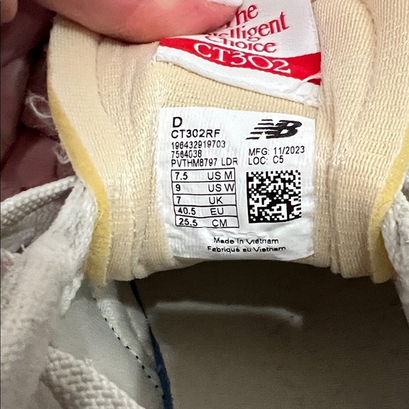 New Balance Cream and Black Women's Sneakers - Picture 9 of 9